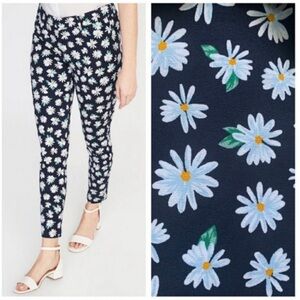 Old Navy Blue and White Ankle Cropped Pants euc size 16